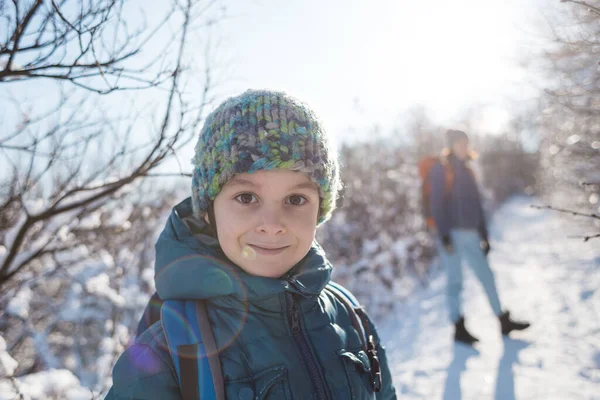 Femme Avec Enfant Lors Une Randonnée Hivernale Dans Les Montagnes — Photo