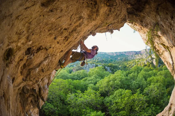 Скалолаз Забирается Пещеру Скала Виде Арки Человек Тренируется Естественной Местности — стоковое фото