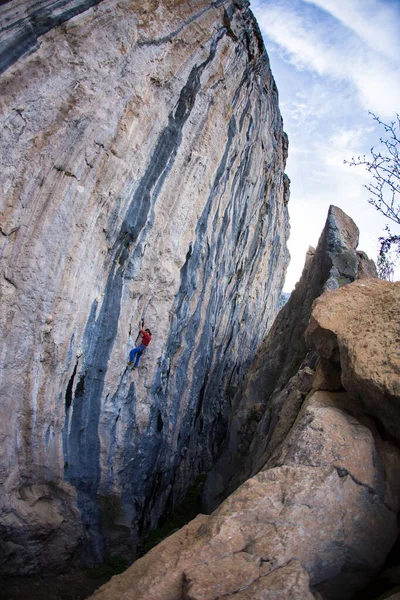 Strong Man Climbs Rock Strong Back Muscles Rock Climbing Turkey — Stock Photo, Image