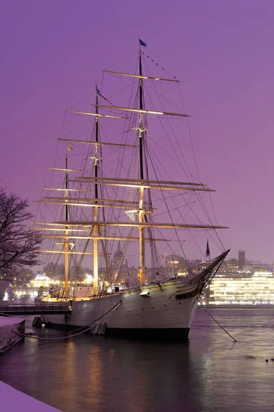 Sunset'teki yelkenli gemi limanda-Stockholm