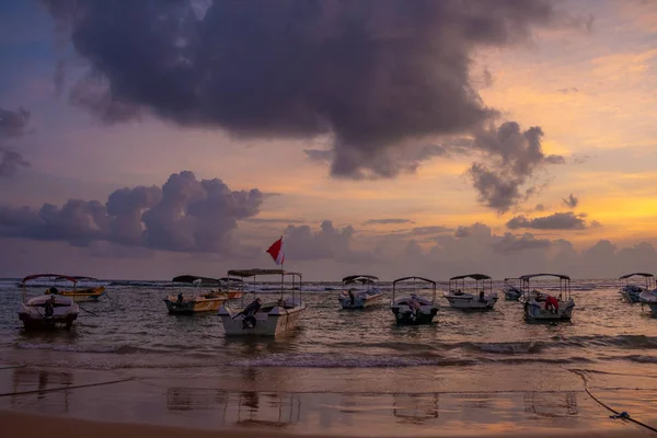 Sri Lanka boş bir plajda güzel bir gün batımı sırasında dinlenme tekneler
