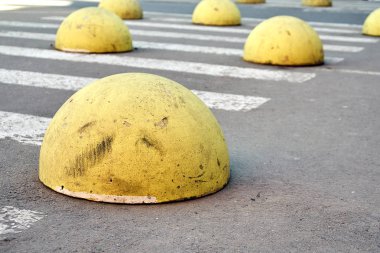 Zebra geçişinde beton otopark bariyerleri