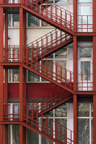 Έκτακτης ανάγκης μεταλλικές σκάλες στην οικοδόμηση των επιχειρήσεων — Φωτογραφία Αρχείου