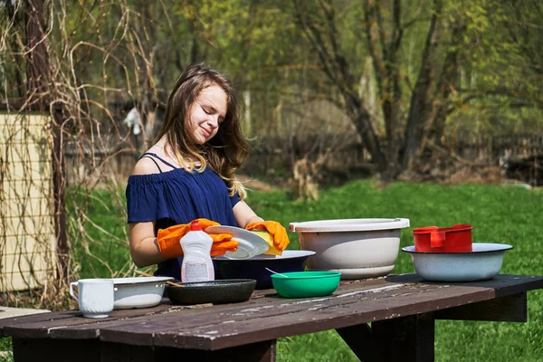 Мойка посуды на открытом воздухе в деревне весной — стоковое фото