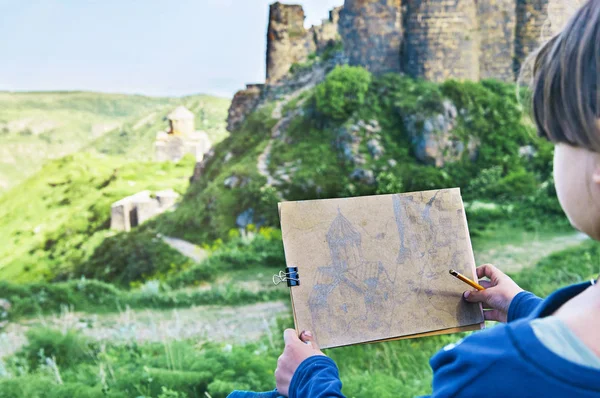 Écolière dessinant une image de l'ancien château d'Amberd au crayon en plein air — Photo