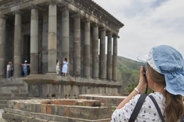 Female tourist taking a picture of the ancient temple Garni — Stock Photo, Image