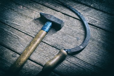 Eski çekiç ve ahşap tahta arka plan üzerinde yalan orak