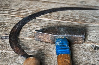 Eski çekiç ve ahşap tahta arka plan üzerinde yalan orak