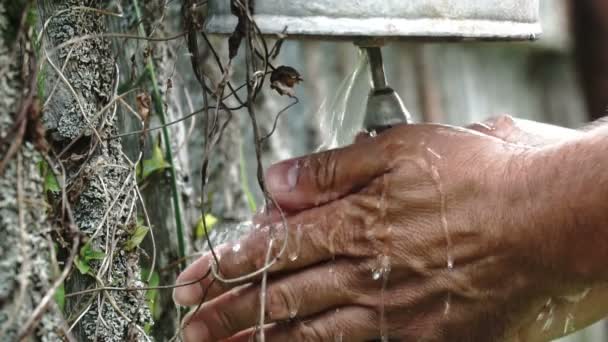 Hombre Lavándose Las Manos Utilizando Viejo Lavabo Metálico Unido Valla — Vídeos de Stock