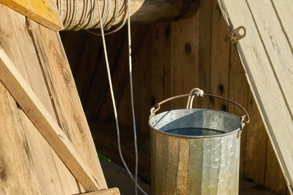 Metalen Emmer Vol Met Vers Water Gewoon Overgenomen Van Een — Stockfoto