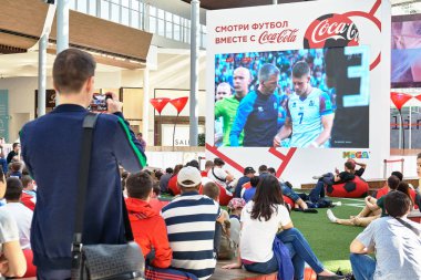 Moskova, Rusya - Haziran 16,2018. FIFA Dünya Kupası yayın büyük alışveriş merkezinde Mega büyük ekranda izlerken insan kalabalığı