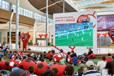 Moskova, Rusya - Haziran 16,2018. FIFA Dünya Kupası yayın büyük alışveriş merkezinde Mega büyük ekranda izlerken insan kalabalığı