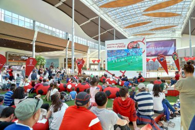 Moskova, Rusya - Haziran 16,2018. FIFA Dünya Kupası yayın büyük alışveriş merkezinde Mega büyük ekranda izlerken insan kalabalığı