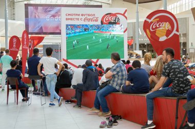 Moskova, Rusya - Haziran 16,2018. FIFA Dünya Kupası yayın büyük alışveriş merkezinde Mega büyük ekranda izlerken insan kalabalığı