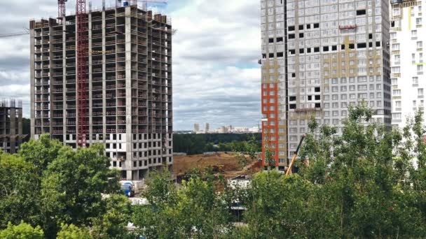 Estaleiro de construção em Moscou com uma bela vista de abertura entre dois edifício a ser construído — Vídeo de Stock