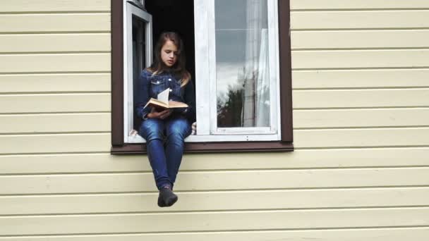 Fotografía Cámara Lenta Una Adolescente Leyendo Libro Sentada Ventana Una — Vídeos de Stock