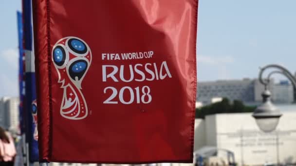 Moscú, Rusia - 23 de junio de 2018. Bandera de la Copa del Mundo Fifa 2018 roja ondeando en el viento en la calle Moscú — Vídeos de Stock