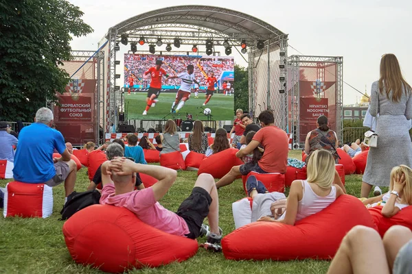 Moskova, Rusya - Haziran 23,2018. Dünya Kupası seyreden açık havada yayın
