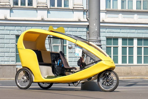 Bicycle taxi on Moscow street — Stock Photo, Image