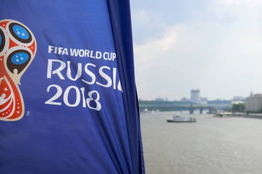 Moskova, Rusya - Haziran 23,2018. Moskova'da Kırım köprüde Dünya Kupası bayraklar