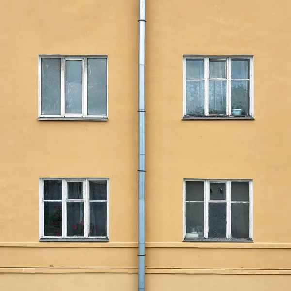 Πρόσοψη από παλιά οικία buildning με τα windows και ένα σωλήνα αποχέτευσης — Φωτογραφία Αρχείου