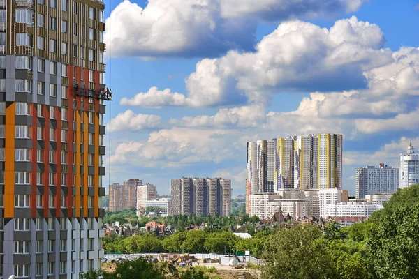 Pohled moderní moskevské panoráma s novou budovu ve výstavbě s pracovníky na konstrukce kolébky — Stock fotografie