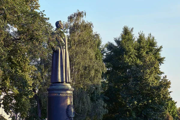 Felix Dzerzhinsky szobor eltávolítják a Lubjanka térre a Museon Art parkban Moszkvában — Stock Fotó