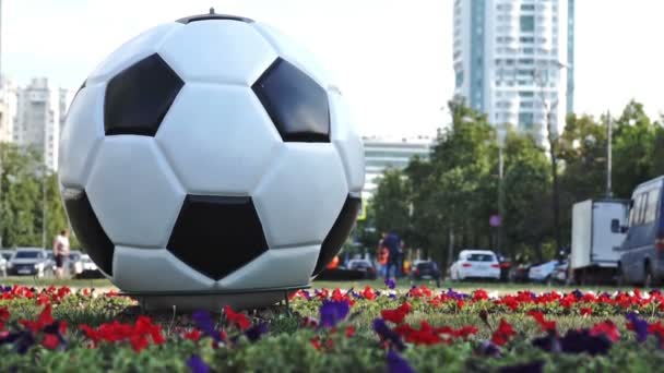 莫斯科, 俄罗斯-2018年6月26日。在莫斯科街头的足球雕塑与汽车的背景驾驶. — 图库视频影像