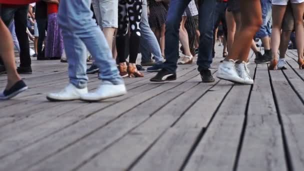 Moskwa, Rosja - 23 czerwca 2018 r. Mężczyźni i kobiety tańczą na drewniane podłogi na zewnątrz w letni wieczór — Wideo stockowe