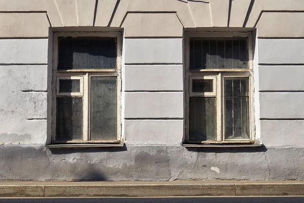 Окна подземного этажа старинного московского здания — стоковое фото