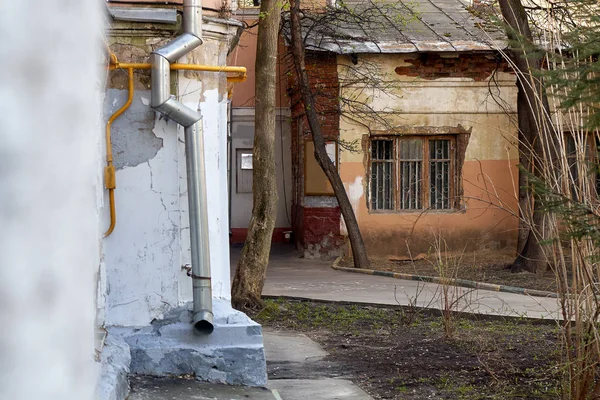Старый московский двор весной — стоковое фото