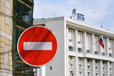 Moskova, Rusya - 30 Nisan 2018. Hiçbir giriş yol işareti Vtb Rus banka binası ve arka planda Rusya'nın bayrağı ile