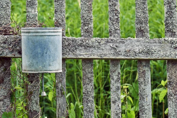 Lavabo Shabby colgando de una valla de madera al aire libre en el campo —  Fotos de Stock