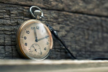 Vintage büyükbabasının swiss cep saati bir kopya alanı ile ahşap kurullarında