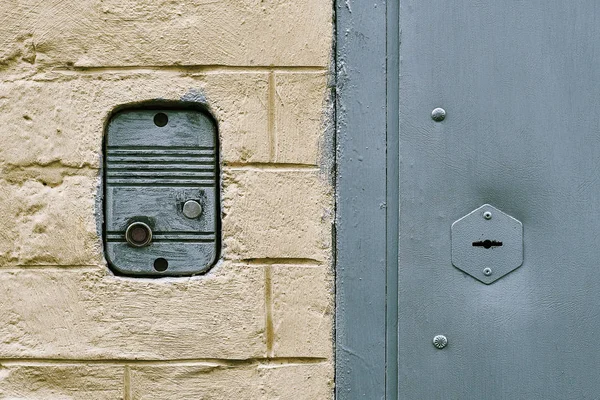 古い玄関ドアの近くモスクワ住宅建物のレンガの壁にマウントされているインターホン — ストック写真
