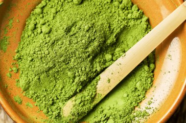 Matcha yeşil toz çay kil kase geleneksel bambu kaşıkla