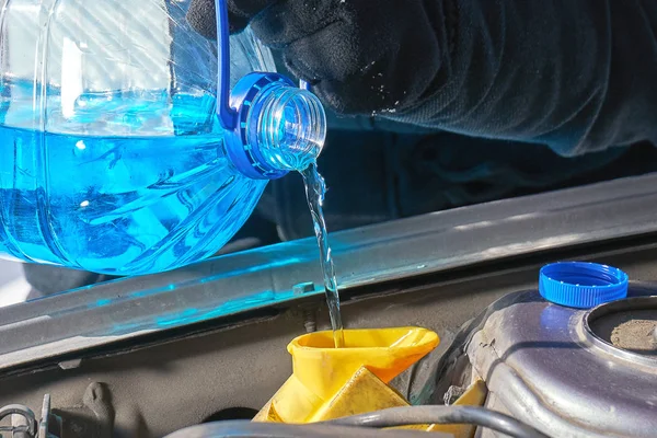 Bir araba bir ön cam yıkama deposu açık havada silecek sıvı ile doldurma — Stok fotoğraf