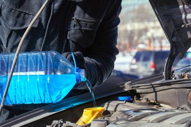 Adam bir sokakta bir araba bir ön cam yıkama deposu kış gün doldurma