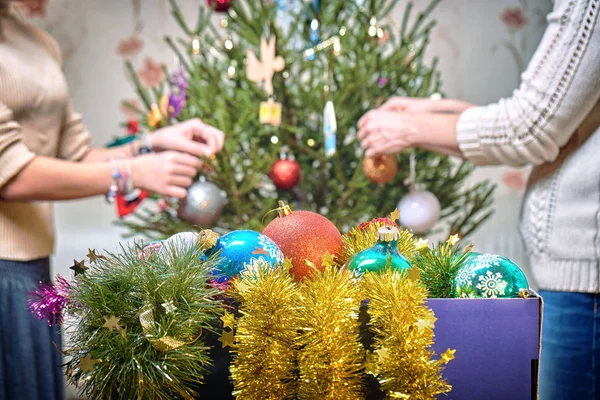 Famiglia che decora un albero di Natale con palle di Natale in falce piatta — Foto Stock