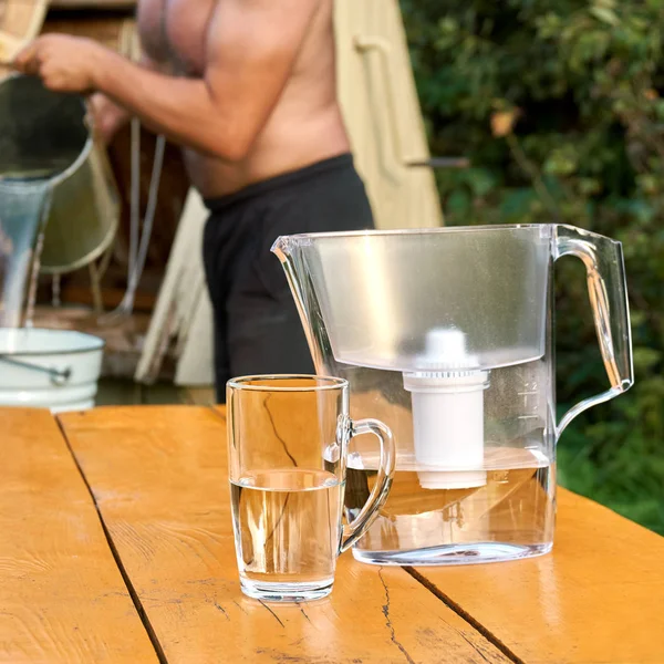 Filtro Água Com Copo Transparente Água Com Homem Sem Camisa — Fotografia de Stock