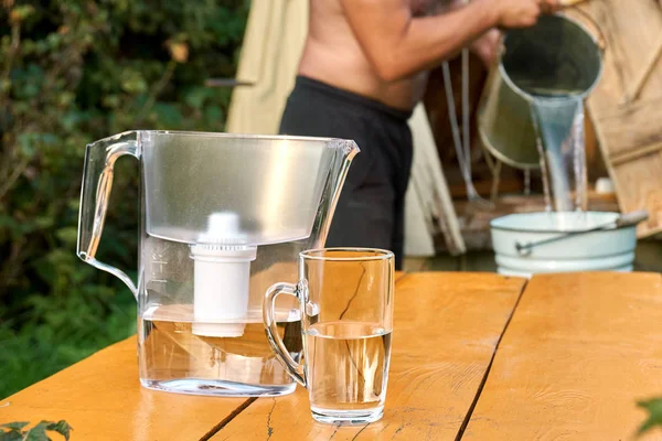 Filtro Água Com Copo Transparente Água Com Homem Sem Camisa — Fotografia de Stock