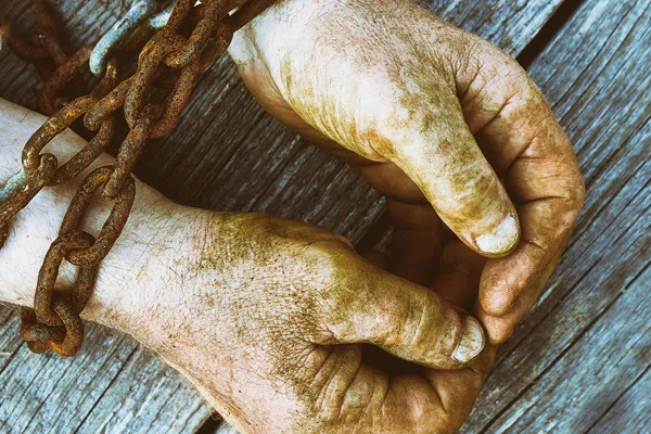 Брудні Чоловічі Руки Прикуті Старим Іржавим Товстим Ланцюгом Дерев Яних — стокове фото