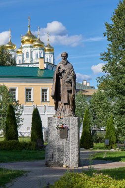 Rus saint Joseph Volotsky heykeli önünde yaz aylarında Rusya Joseph-Volotsky Manastırı