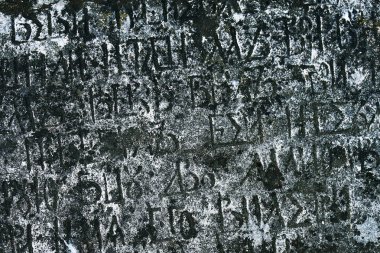 Arka plan ile Rus Joseph-Volotsky Manastırı mezar yazıtları antik mezar taşı