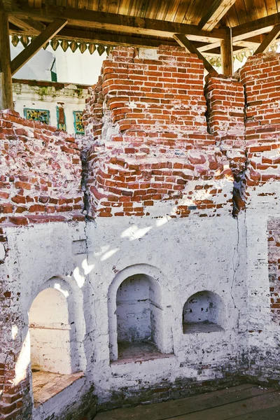 Fragmento Una Antigua Iglesia Destruida Con Muro Ladrillo Deformado Monasterio — Foto de Stock