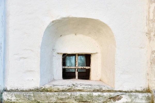 Petite Fenêtre Avec Grille Dans Mur Tour Ancien Bâtiment Monastère — Photo
