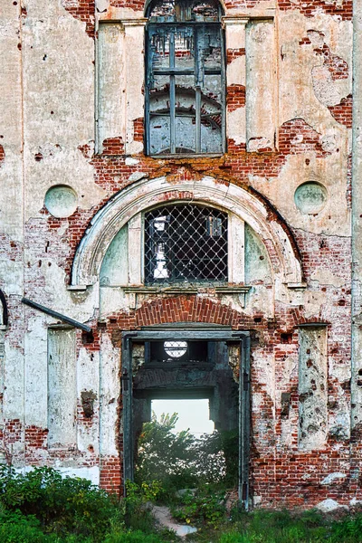 Parede de uma igreja russa destruída abandonada — Fotografia de Stock