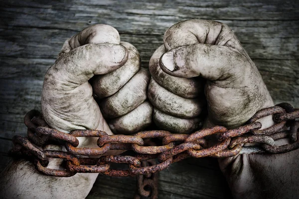 Poderosas manos masculinas sucias apretadas en puños encadenados con cadena oxidada . —  Fotos de Stock