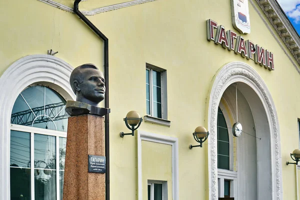 Monumento di Yuri Gagarin alla stazione ferroviaria della piccola città russa Gagarin — Foto Stock