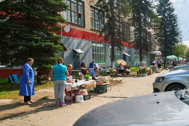 Gagarin, Rusya - Ağustos 30,2018. Zavallı yaşlı yerliler kendi özel araziler üzerinde yetiştirilen sebze satmak